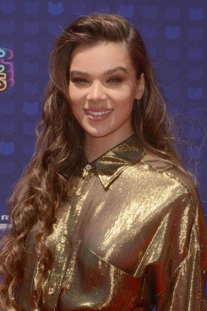The young singer wore her side-swept swirls in a little shade lighter during the 2017 Radio Disney Music Awards held at the Microsoft Theater.