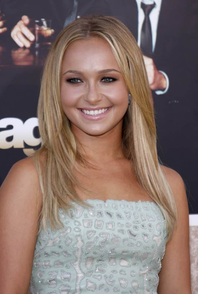 During the HBO's Official Premiere of "Entourage" Season 6 last September 7, 2009, the actress shows off her center-parted hair with inward layers. It goes well with her tube dress and subtle smoky eyes.