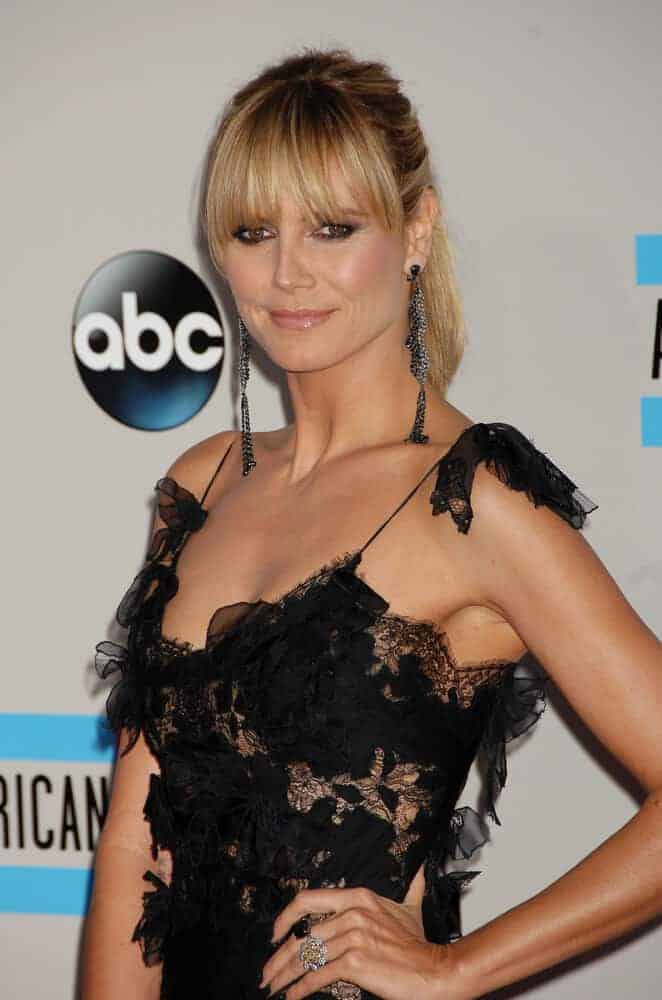 The model as in her most extravagant self as she attended the 2013 American Music Awards with this graceful ponytail with bangs.