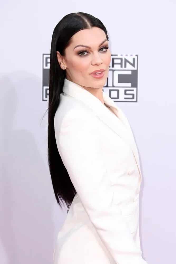 Jessie J wore a simple yet captivating white suit outfit when she attended the 2014 American Music Awards with her sleek, center-parted long dark hair.