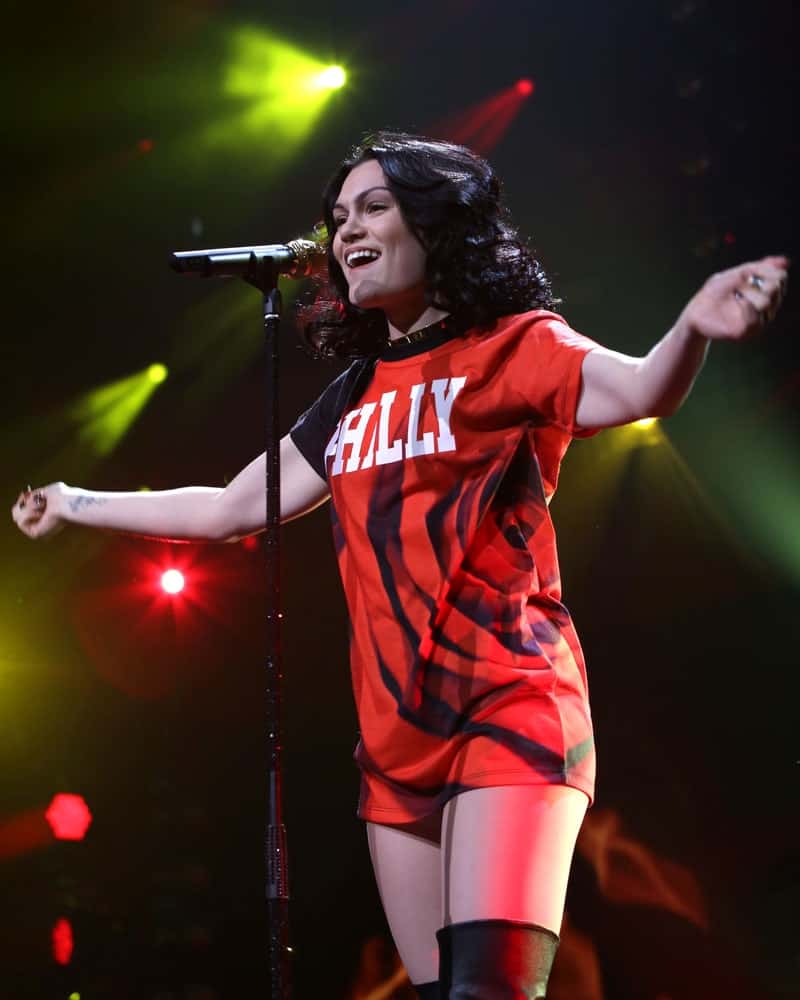 Jessie J performed at the Wells Fargo Center last December 10, 2014 in Philadelphia wearing a bright orange Philly jersey and a thick messy wavy hairstyle on her shoulder-length hair.