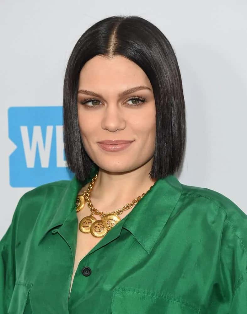 During the WE Day California 2017, the singer wore a green casual outfit with this straight and sleek, short bob hairstyle parted at the center.