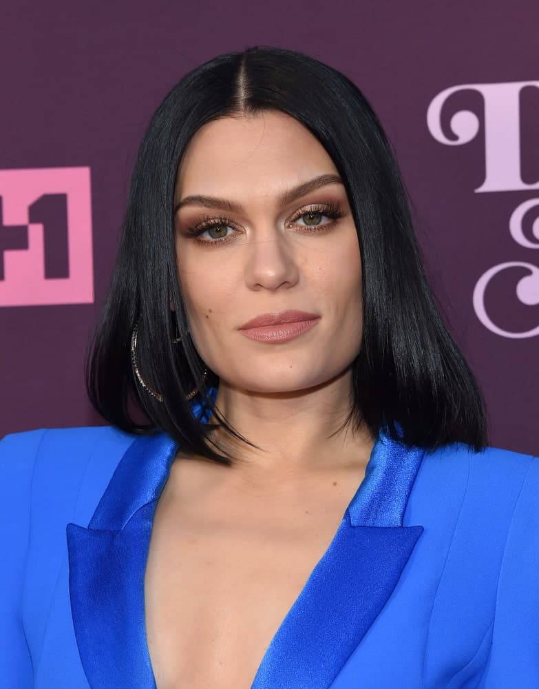 Jessie J arrived at the VH1's 3rd Annual 'Dear Mama: A Love Letter to Moms' last May 3, 2018 in Los Angeles. She had a bright blue smart casual outfit to match her long straight bob parted in the middle.