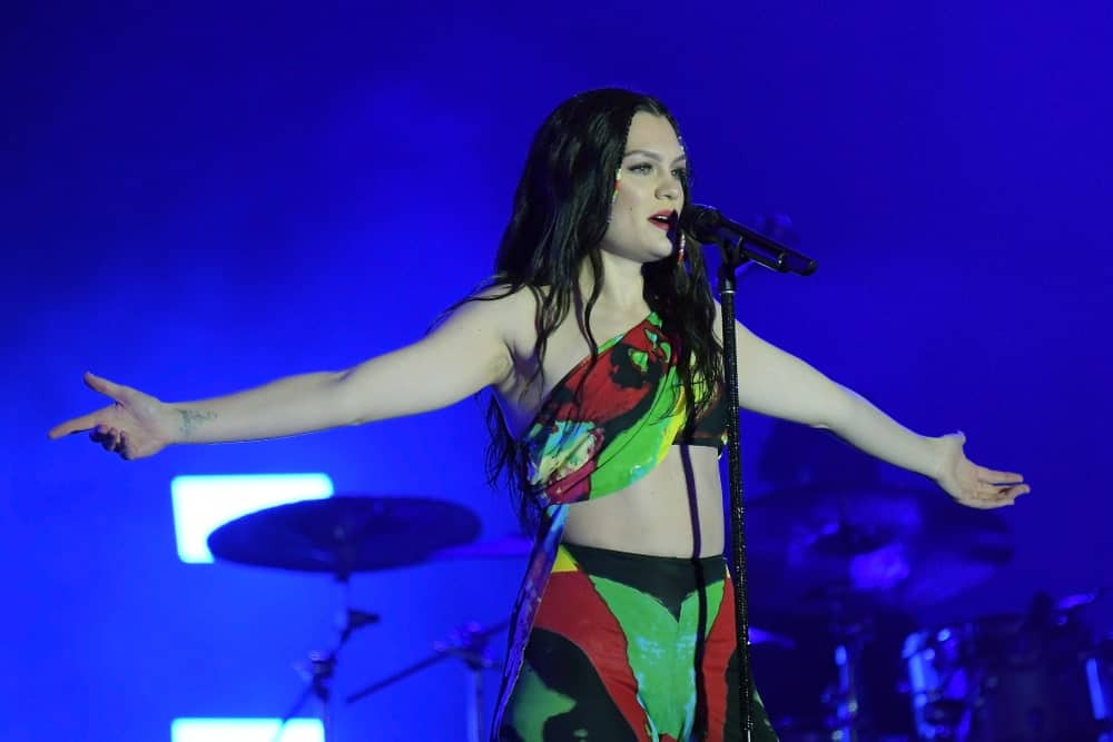 Last September 29, 2019, The singer Jessie J had long wavy tousled hair with small braids at the side during her Rock in Rio Concert in Rio de Janeiro.