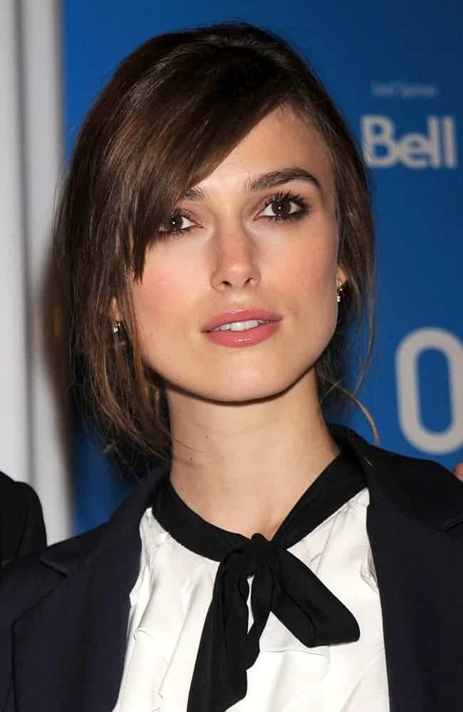 Keira Knightley was at the press conference for The Duchess in Sutton Place Hotel, Toronto, on September 07, 2008. She was quite lovely in her smart casual outfit and messy bun hairstyle incorporated with long side-swept bangs.