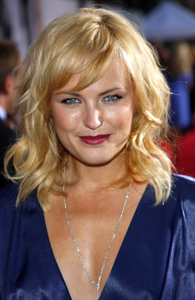 The actress Malin Akerman was at the Los Angeles premiere of "The Proposal" held at the El Capitan Theater last June 1, 2009. She had an elegant blue outfit to complement her tousled blond waves with highlights.