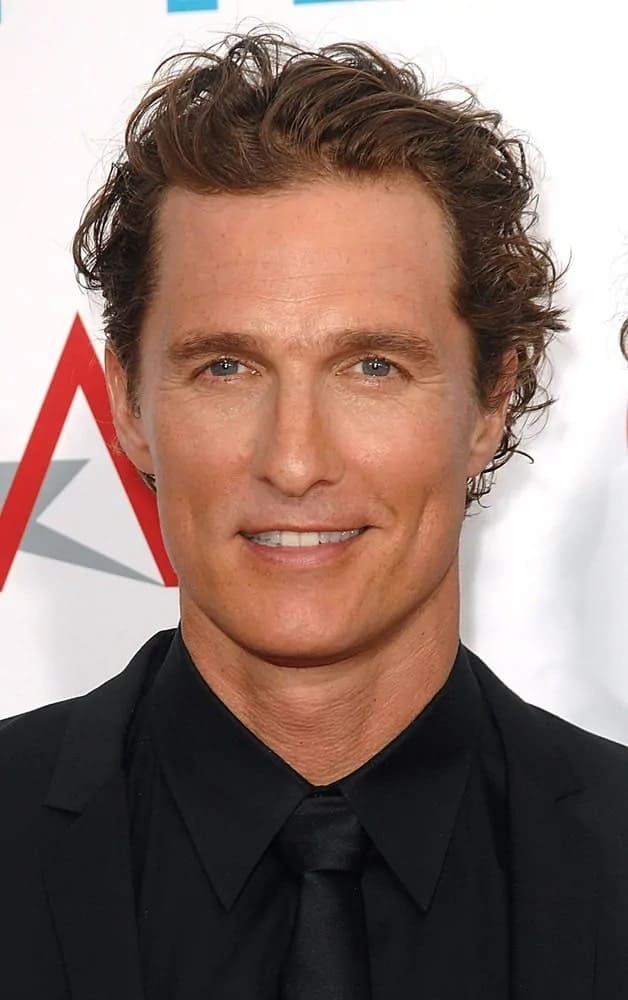 Matthew McConaughey had his dark highlighted wavy and edgy tousled hair swept to the side for the 37th AFI Life Achievement Award and Tribute to Michael Douglas of 2009.