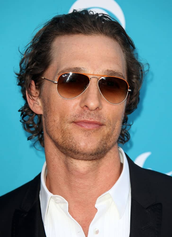 Matthew McConaughey arrived at the 45th Academy of Country Music Awards last April 18,2010 in Las Vegas. He had a black suit, cool shades and a wavy brushed-back hairstyle.