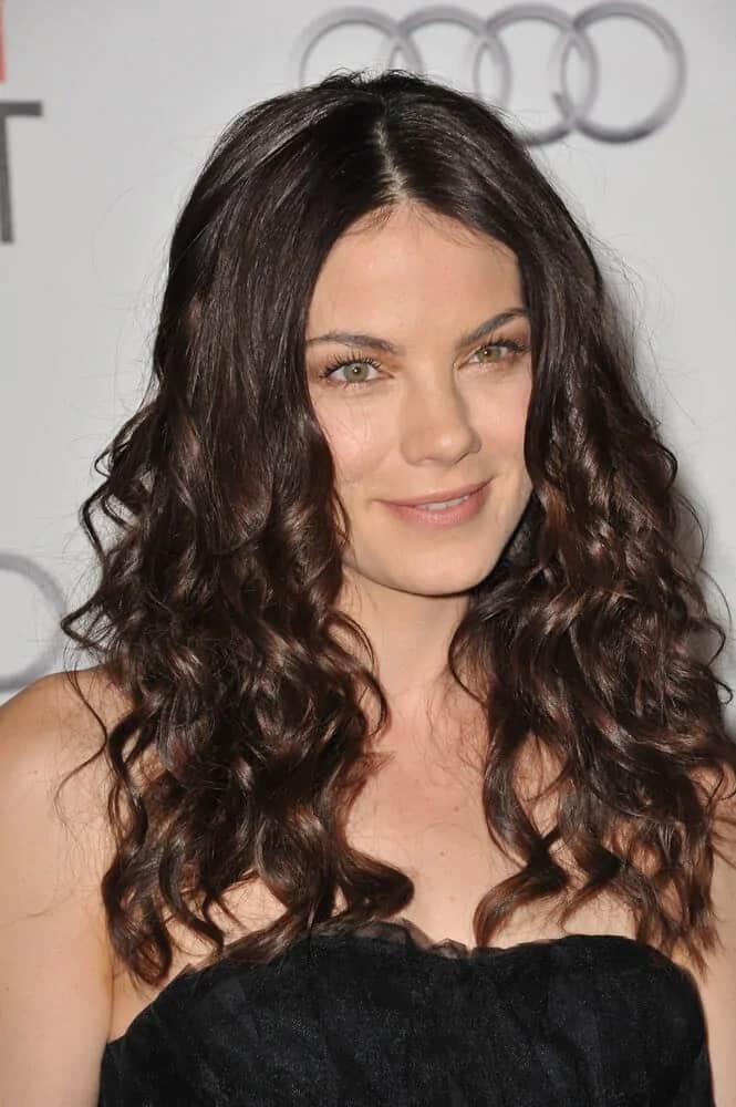 At the world premiere of "Love & Other Drugs" last November 4, 2010, Michelle Monaghan attended with her thick and curly dark hair, tossed a little bit for extra volume and texture to match her black satin dress.