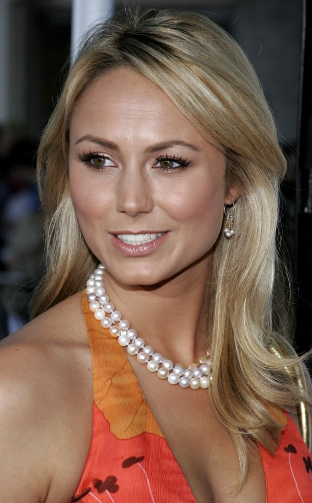 On May 22, 2006, the actress attended the World premiere of 'The Break-Up' wearing a halter dress paired with a pearl necklace along with a spot perm that adds body to her medium length hair.
