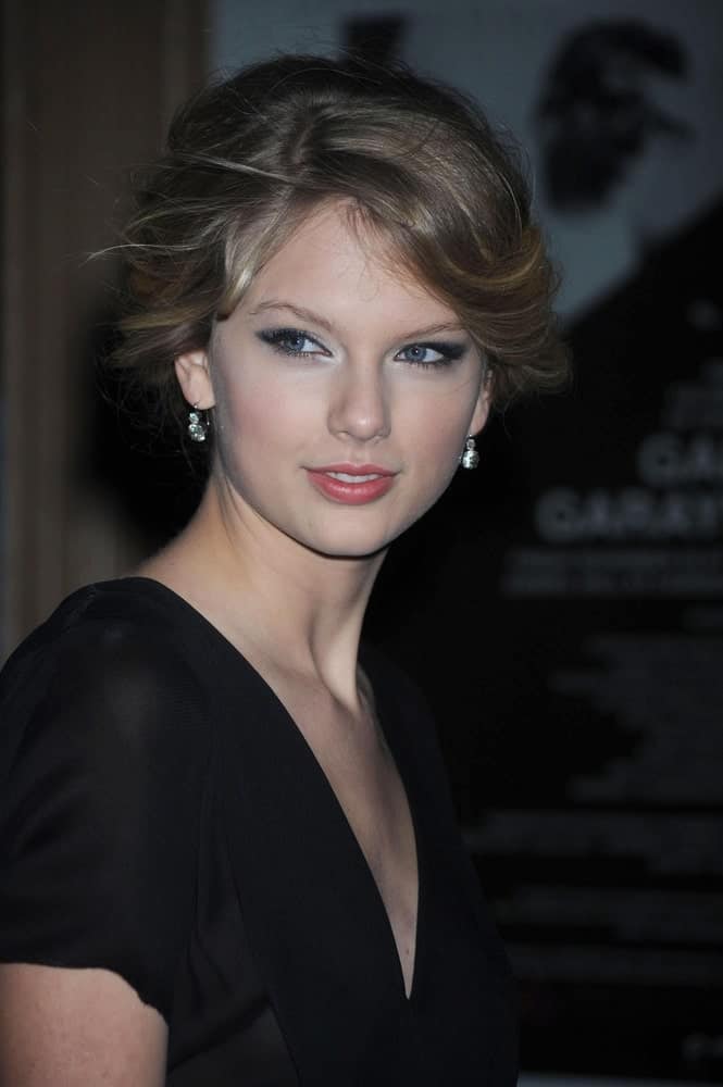 Taylor Swift arranged her highlighted blonde hair into a volumized messy updo during the GLAMOUR Women of the Year Awards 2008 held on November 10, 2008.