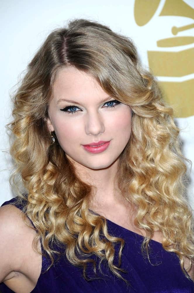 The singer arrived for The Grammy Nominations Concert Live!! Nokia Theatre on December 3, 2008 rocking a tousled curly hairstyle along with a blue one-shoulder dress.