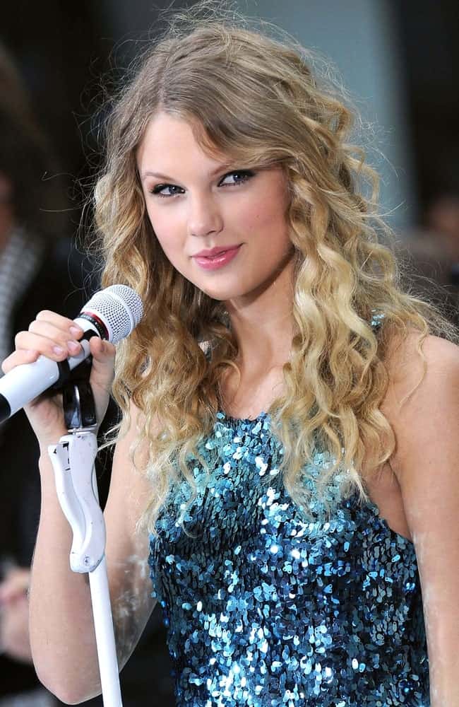 Taylor Swift on stage for NBC Today Show Concert held last May 29, 2009 rocking her long blonde curls that are paired with a blue sequined dress.