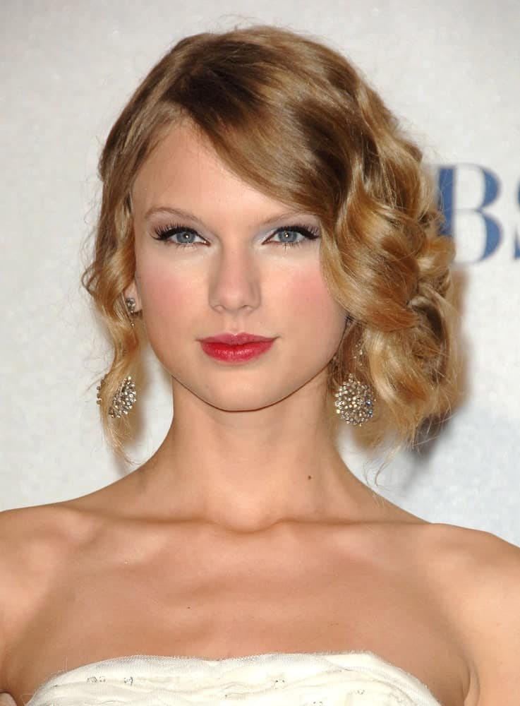 Taylor Swift looking all classy and sophisticated in a side-parted curly upstyle during the press room for People's Choice Awards 2010 held on January 6, 2010.