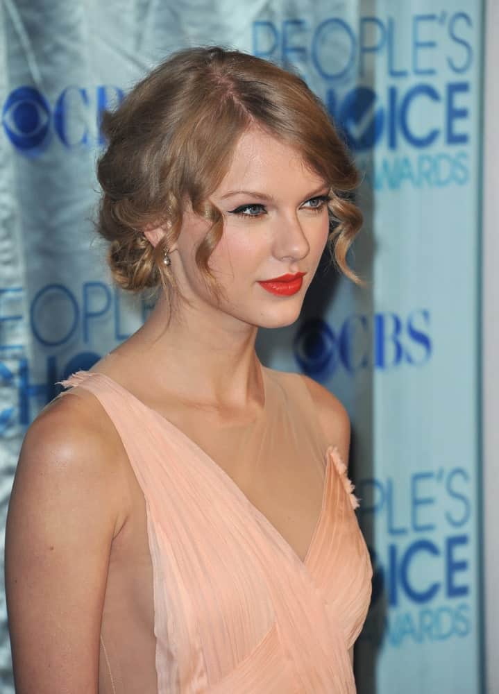 Taylor Swift looking pretty with her blonde hair arranged into a glam updo with curly tendrils during the 2011 Peoples' Choice Awards at the Nokia Theatre L.A. Live on January 5th.