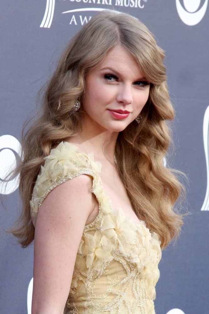 On April 3, 2011, Taylor Swift attended the Academy of Country Music Awards 2011 at MGM Grand Garden Arena with her tousled long blonde hair defined with big curls.