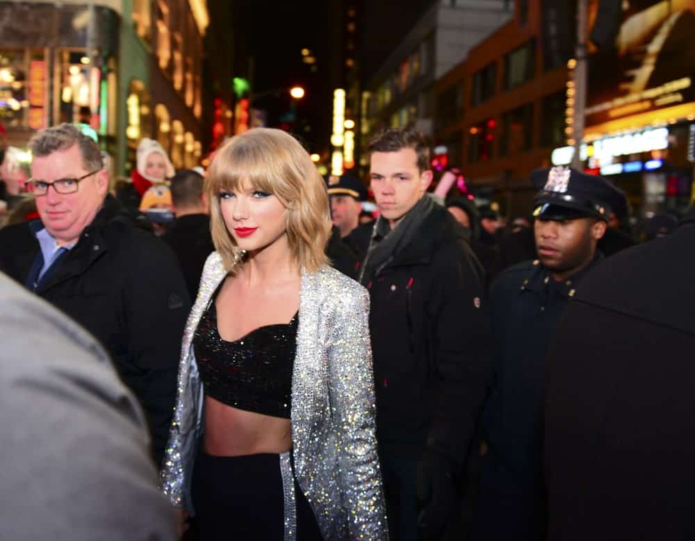 Taylor Swift arrived in Times Square to perform last December 31, 2014. She wore a sparkling outfit along with a short loose hairstyle incorporated with her signature bangs.