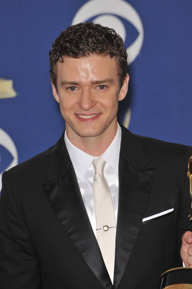 The actor attended the 61st Primetime Emmy Awards last September 20, 2009, with a wet look to his short dark curls to match the clean-shave look.