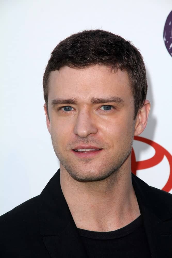 Justin Timberlake kept it simple and relaxed with his casual haircut and black on black fashion worn at the 2011 Environmental Media Awards.