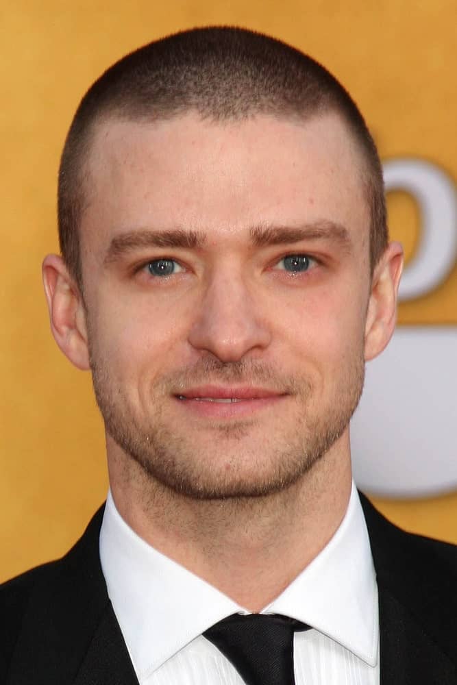 Justine Timberlake was seen at the 2011 Screen Actors Guild Awards sporting an edgy buzz-cut hair and a short trimmed beard for a neat aesthetic.