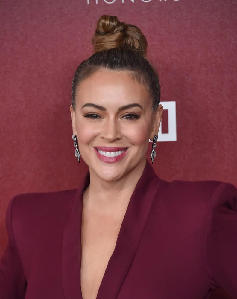 Alyssa Milano arranged her thick tresses into a stylish top knot during the VH1’s TrailBlazer Honors on February 20, 2019. It was complemented with gorgeous earrings and a burgundy suit.