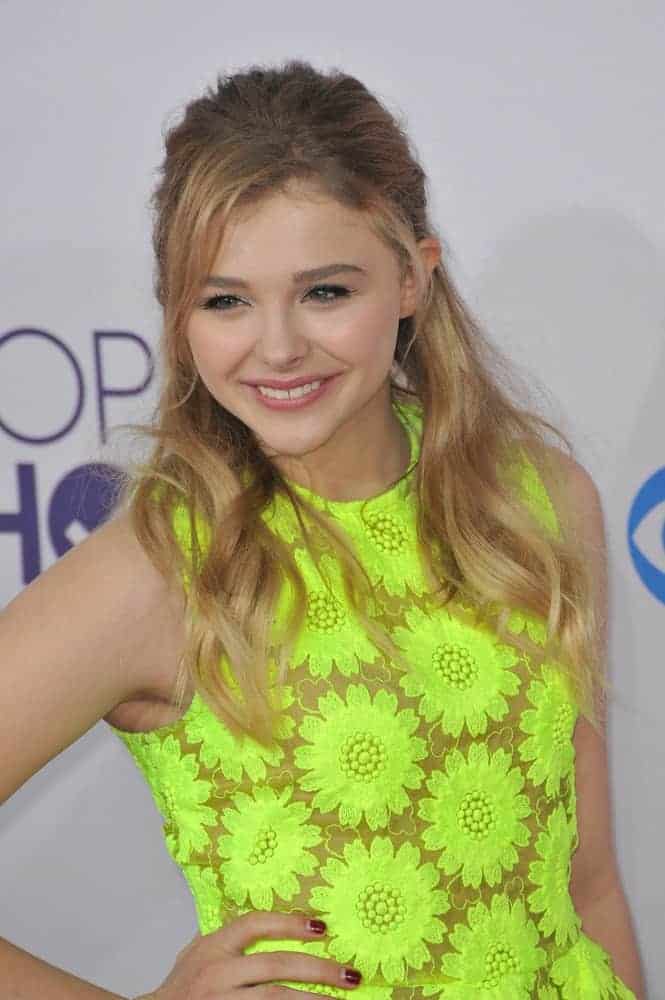 On January 9, 2013, Chloe Grace Moretz was at the People's Choice Awards 2013 at the Nokia Theatre L.A. Live. She wore a charming floral neon green dress to pair with her sandy blonde half-up hairstyle with layers and waves.
