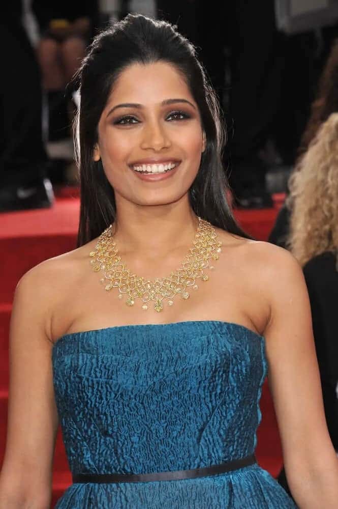 Freida Pinto wore her shiny raven straight hair in an elegant half-up for the 69th Golden Globe Awards last January 15, 2012 complemented by her elegant necklace and blue dress.