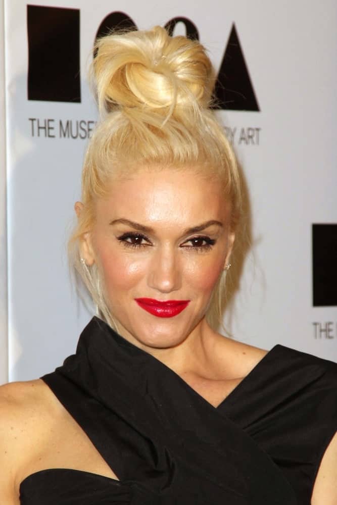 Gwen Stefani attended the 2011 MOCA Gala at the MOCA Grand Avenue in Los Angeles, CA wearing a pretty black dress with her messy top knot bun hairstyle and iconic bold lips.