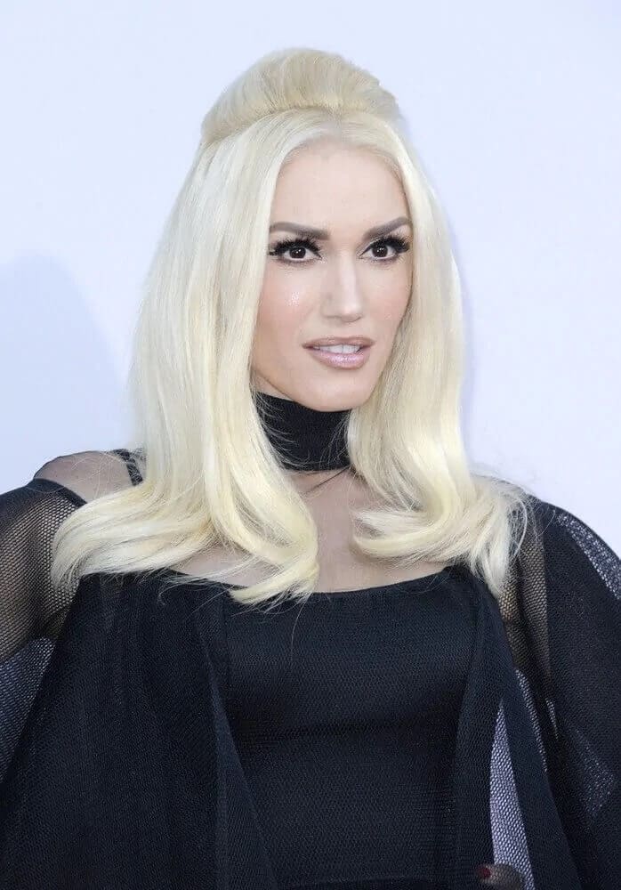 Gwen Stefani opted for a vintage elegant look with her semi-teased half-up platinum blond hairstyle during the American Music Awards 2015 last November 22, 2015.