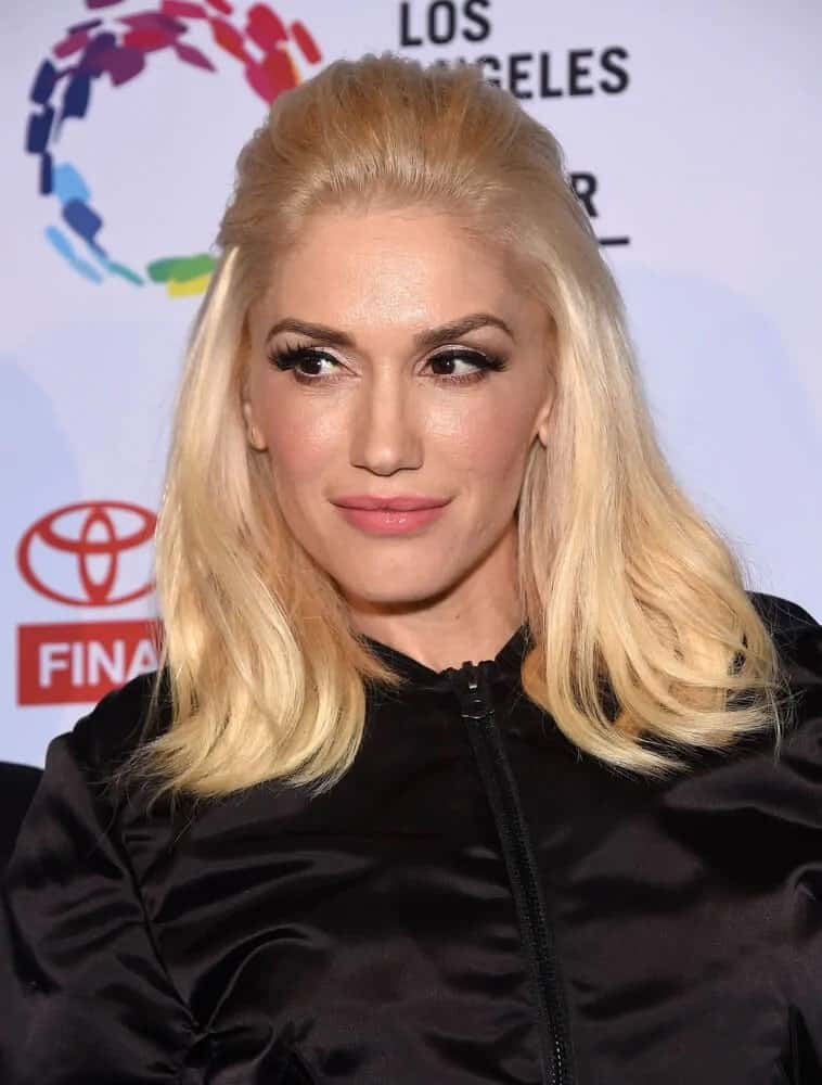 Gwen Stefani attended the An Evening With Women last May 16, 2015, in a simple, medium-length half-up hairstyle that goes quite well with her all-black outfit and simple make up.