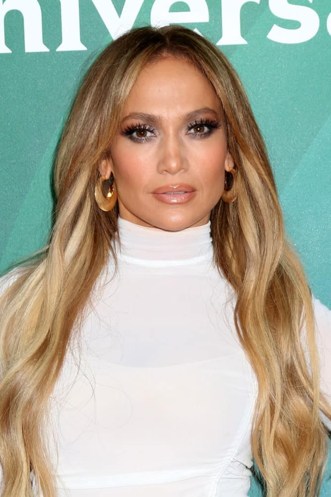 On May 2, 2018, Jennifer Lopez was seen at the NBC Universal Summer Press Day in a white turtle neck dress and a loose wavy hairstyle accentuated with highlights.