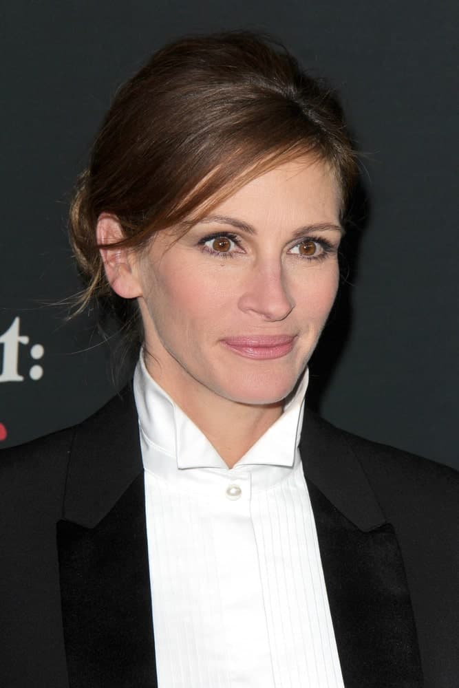 Julia Roberts styled her brunette hair in a decent low bun with side-swept bangs during the “August: Osage County” LA Premiere at Regal 14 Theaters on Dec 16, 2013.