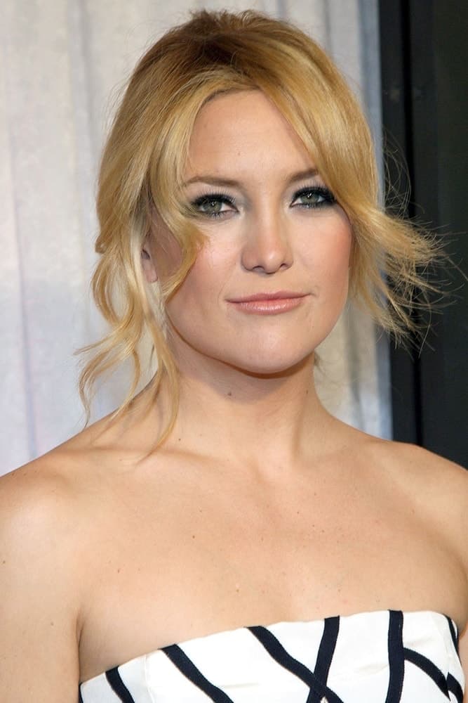 Kate Hudson attended the BRIDE WARS Premiere held at the AMC Loews Lincoln Square Theatre in New York, NY on January 05, 2009. She came wearing a white and black strapless dress that emphasized her neckline along with her messy upstyle that has loose curtains bangs and tendrils.
