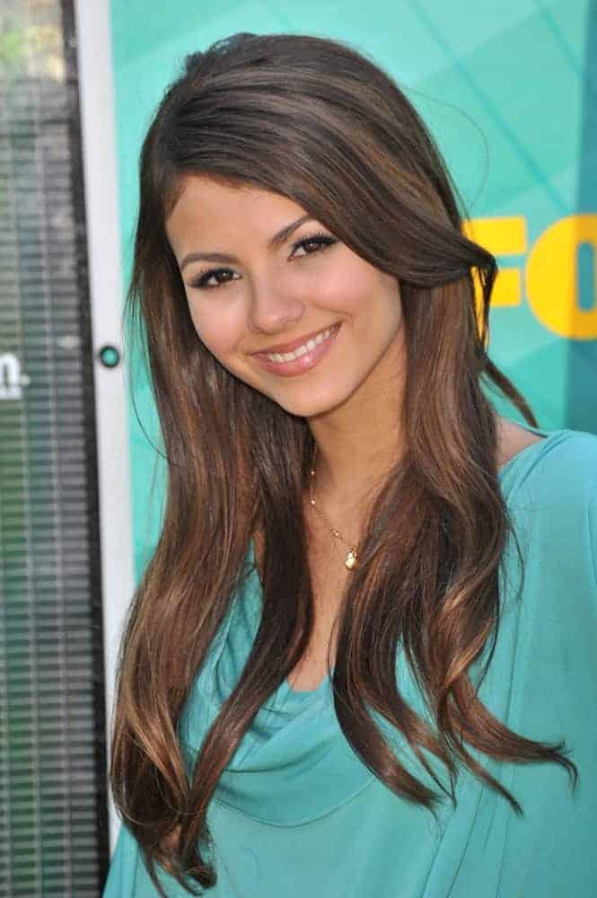 Victoria Justice attended the 2009 Teen Choice Awards at the Gibson Amphitheatre Universal City on August 9, 2009. She was lovely in her green dress that went quite well with her brunette hairstyle that has layers, highlights, and subtle waves.