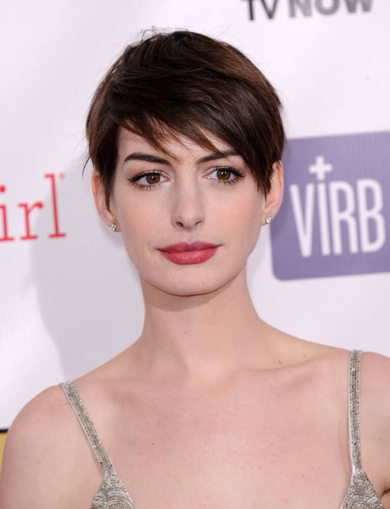 Anne Hathaway looking gorgeous with her pixie cut.