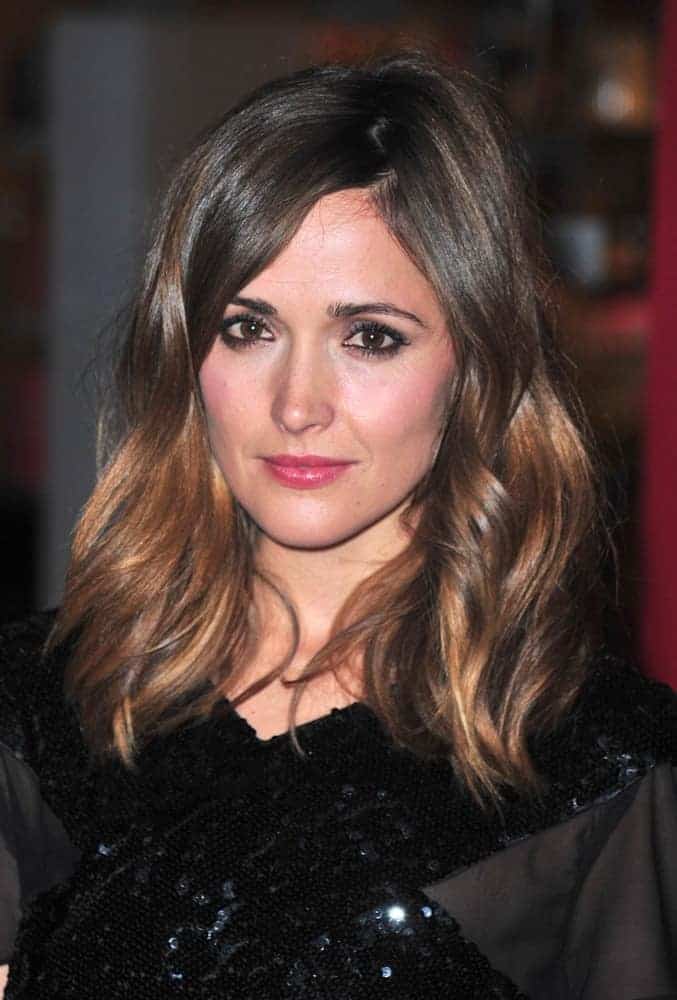 Rose Byrne was at The Museum of Modern Art Film Benefit A Tribute to Tim Burton, Museum of Modern Art, New York, NY on November 17, 2009. She was lovely in a black shimmery dress that she paired with her shoulder-length brunette hairstyle that is loose and tousled with highlights.