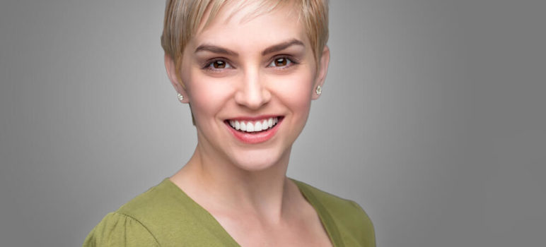 A pixie cut in a modem, greyish-blonde color.