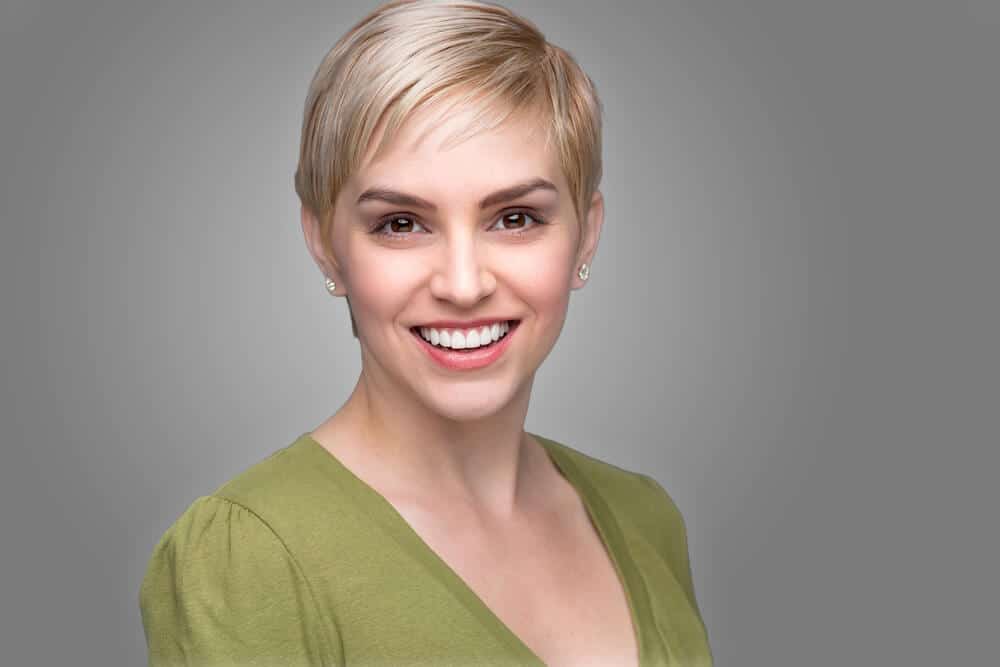 A pixie cut in a modem, greyish-blonde color.