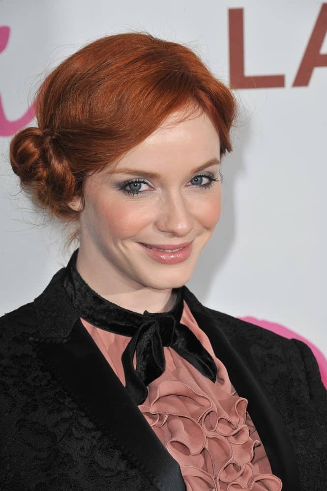 Christina Hendricks rocks her natural copper hues with a classy side bun and side swept bangs. It’s a classy look while still giving off an effortless vibe, just like her charm.
