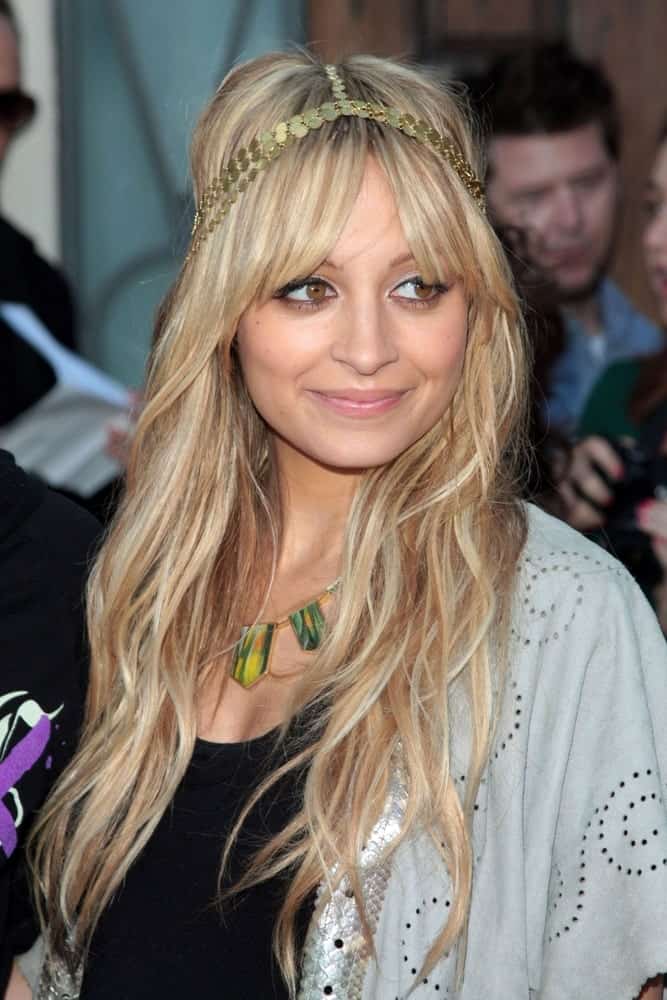 Nicole rocked this beautiful bohemian hairdo in 2009, complete with a forehead band to hold up softly backcombed and pinning her hair at the crown.