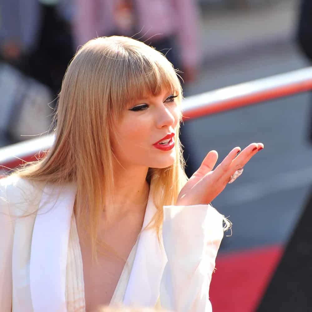 Super straight, blunt bangs can look like a dream with layered hair. Take a look at Taylor Swift’s style that features eyebrow-skimming fringe that transition to longer bangs near her cheekbones. Her hair also has shoulder length layers that gradually became longer to reach her back.