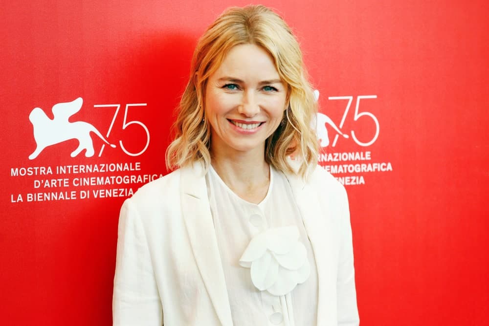 They say that center-parting can look to severe. However, if you pair it with some relaxed crimps, like Naomi Watts, this actually results in a youthful look.