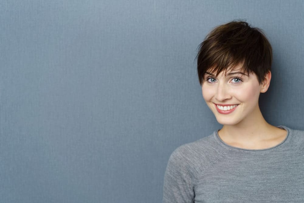 Want a pixie hair cut but love bangs too? You can have both. Just ask your stylist to let the front of your hair grow out, but keep the hair on the sides and the back short. You can even ask them to give your bangs a jagged cut. Pull the bangs down and ruffle them up for a natural, casual look.