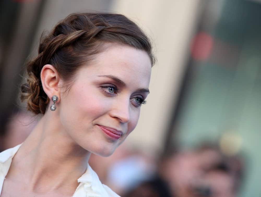 Emily Blunt’s hair is one of the most coolest and versatile in the industry. Case in point: this very adorable hairstyle that starts off from a braid at the front and twists back into a messy bun. The look is youthful, classy and very pretty.