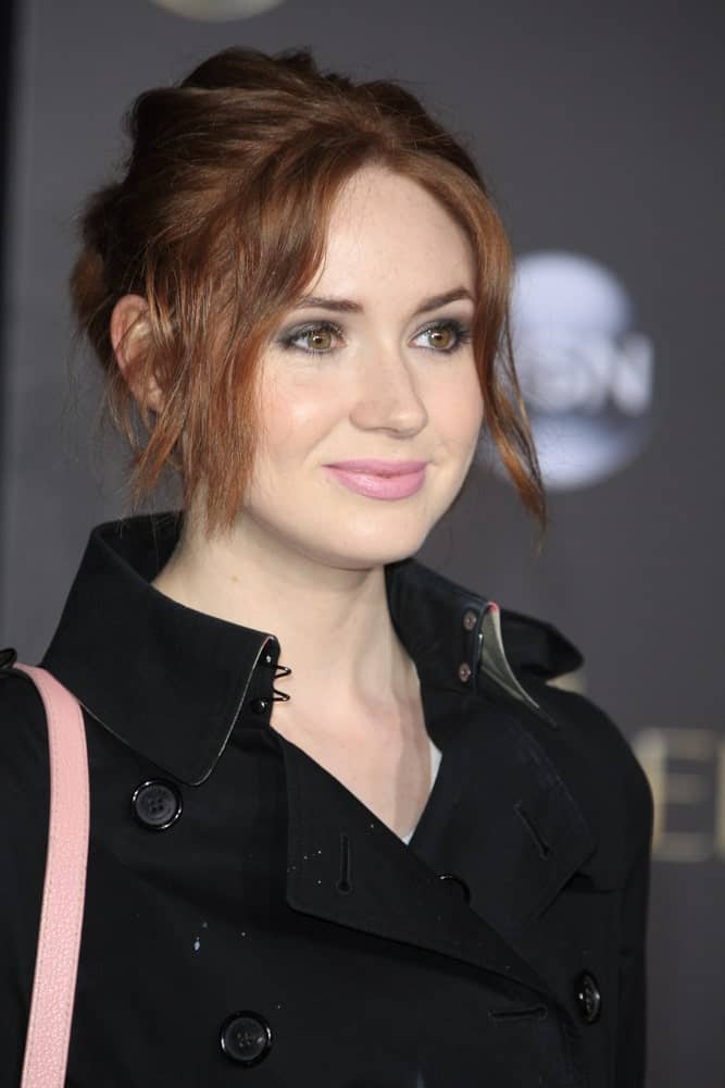 Karen Gillian sports face framing bangs and a messily swept back bun for the premiere of Cinderella. It may be a premiere, but this a great hairstyle option for movie nights, both in house and at the theatres. Casual, simple, yet stylish!