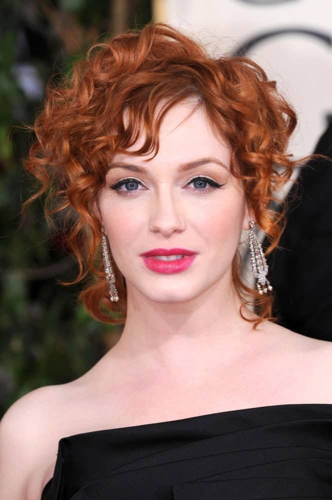 Who says messy curls can’t look elegant? Christina Hendricks once again rocks her copper hair at the Golden Globe Awards and somehow manages to makes messy curls piled on top of her hair look extremely glamorous.