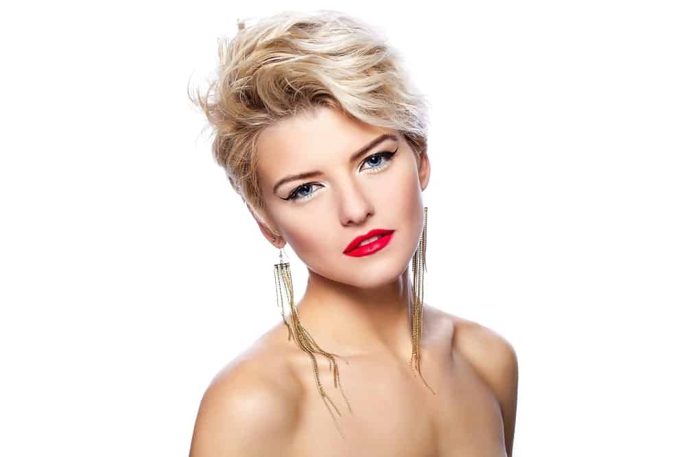Get your stylist to give you a pixie hairstyle without compromising on the hair thickness. Use some texturizing sprays to fluff up the front part of your hair and give your locks a tousled-looking grunge effect.