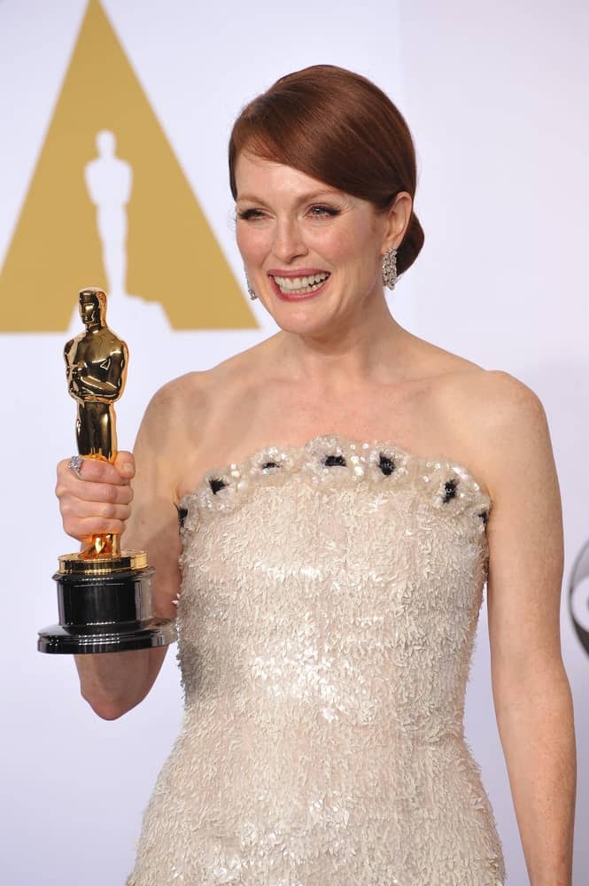 Julianne Moore keeps it sleek and classy for the Academy Awards with a side swept, neat bun. It’s the perfect hairstyle for formal gatherings and never goes out of style!
