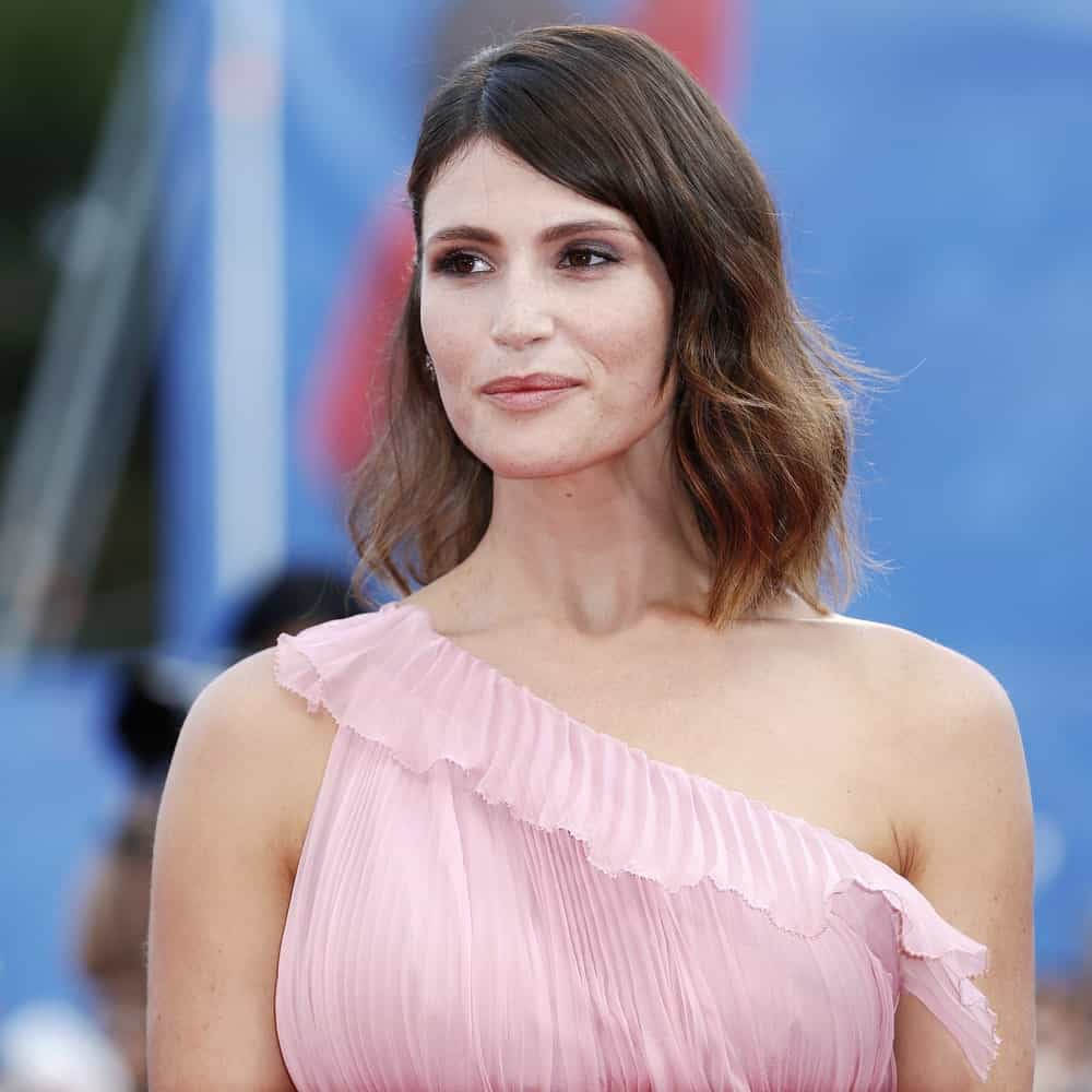 For a cool and effortless look, style your hair like Gemma Arterton. The actress has simply parted her hair in the middle and then giving the shoulder-length tresses a subtle wave. Some highlights at the end give her hair an added dimension.