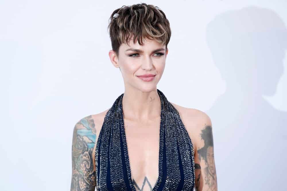 Keep your hair longer in the front if you want to have some cool-looking bangs. Ruby Rose’s pixie cut is super short from the sides and the back, but has lots of length and volume in the front. Style the top and front part of your hair in ruffled feathery bangs. Add some highlights to make your hair the star of the show.